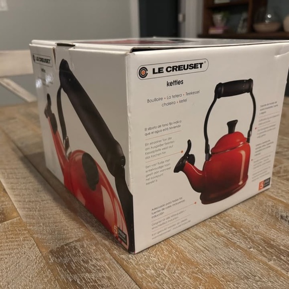 Le Creuset Demi Kettle - Cream (NEW IN BOX) - Picture 4 of 5